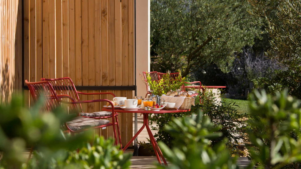 petit dejuener en terrasse avec olivier, chambre d hotes provence, Le Pré Gourmand