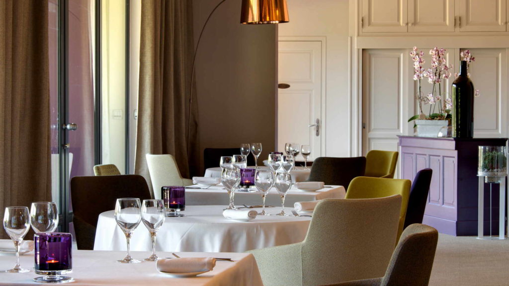 salle de restaurant violette, restaurant gastronomique, Le Pré Gourmand