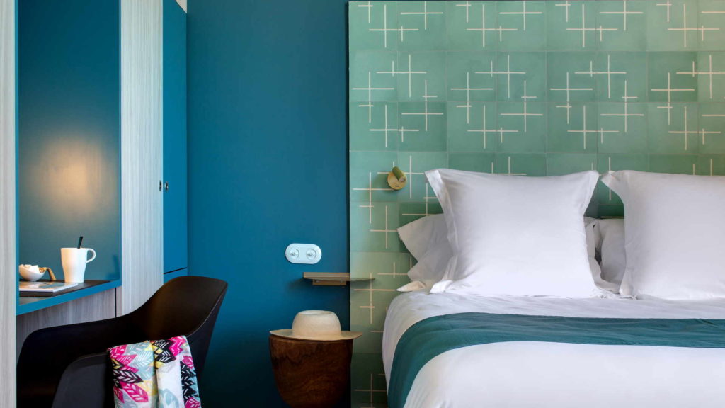 chambre avec decoration bleue, gite de charme provence, le pre gourmand