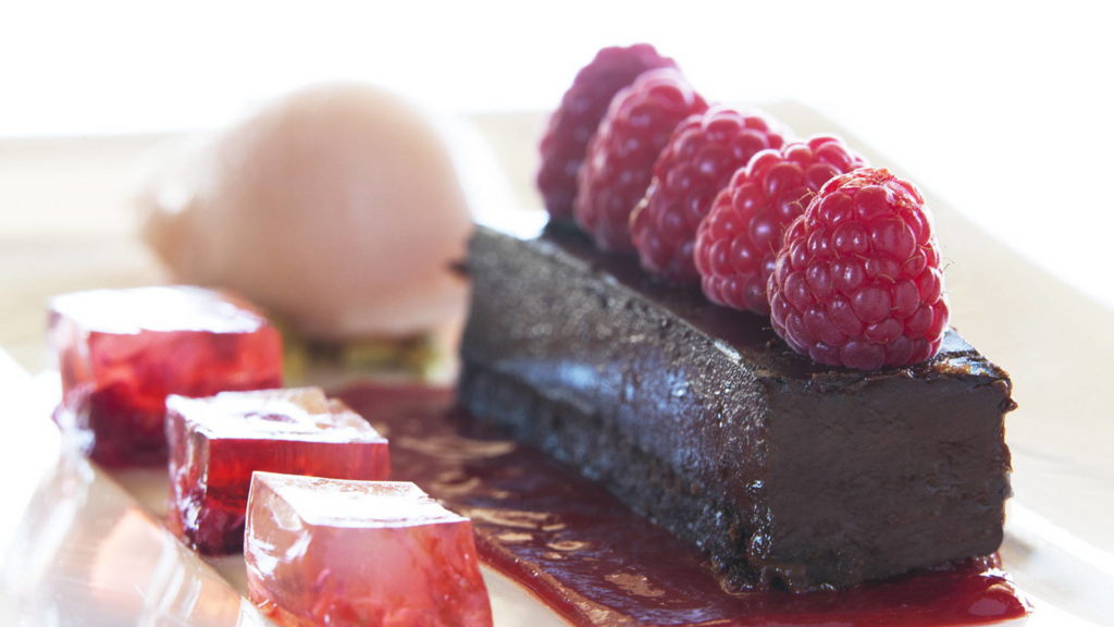 Dessert composé de fruits rouges et de gateau au chocolat, restaurant eyragues, Le Pré Gourmand