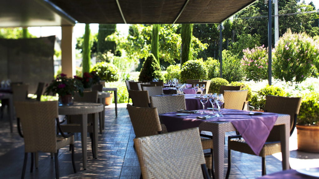 terrasse de restaurant- avec verdure, restaurant gastronomique provence, Le Pré Gourmand